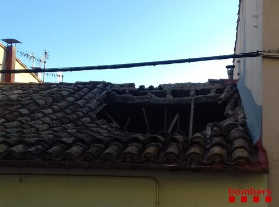 S'enfonsa part d'una teulada d'una casa de Tortellà amb dues persones a dins
